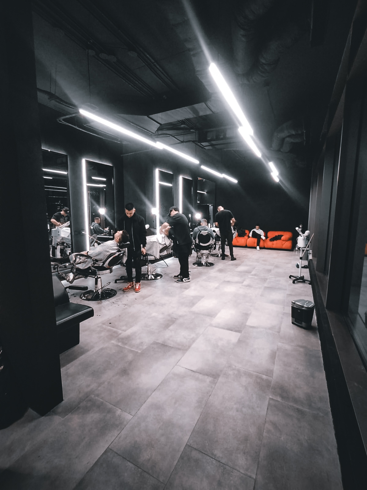 Interior de The New Elite Studio, barbería en Puerto Madero